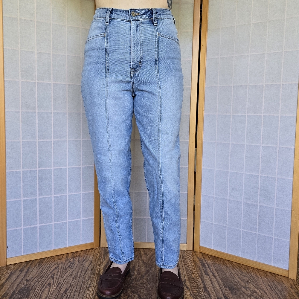 Divided Front Seam High-Rise Mom Jeans EUC - Women's Size 6 - Light Wash
